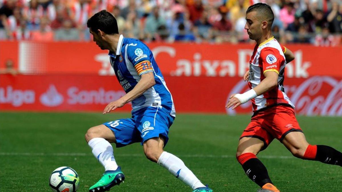 Javi López, perseguido por Borja García en una jugada del Girona-Espanyol del pasado curso.