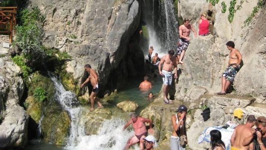 Las Fonts d&#039;Algar reciben ayuda por partida doble para renovar los aseos y para el socorrismo.