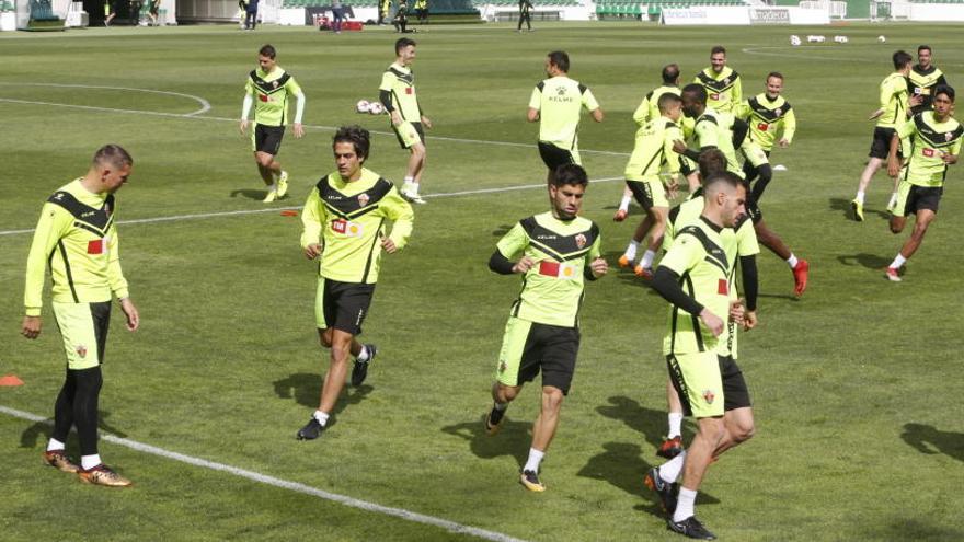 Los futbolistas del Elche, en el entrenamiento de esta mañana en el Martínez Valero