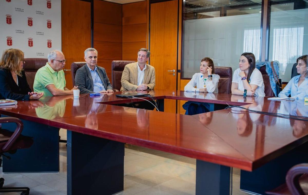 Un instante de la reunión, presidida por Casimiro Curbelo, que se celebró ayer en la capital gomera.