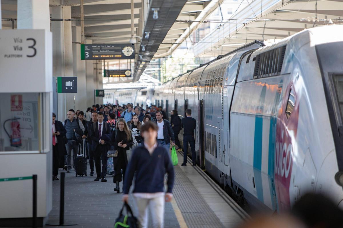 Llegada de un tren de Ouigo a la estación Joaquín Sorolla.