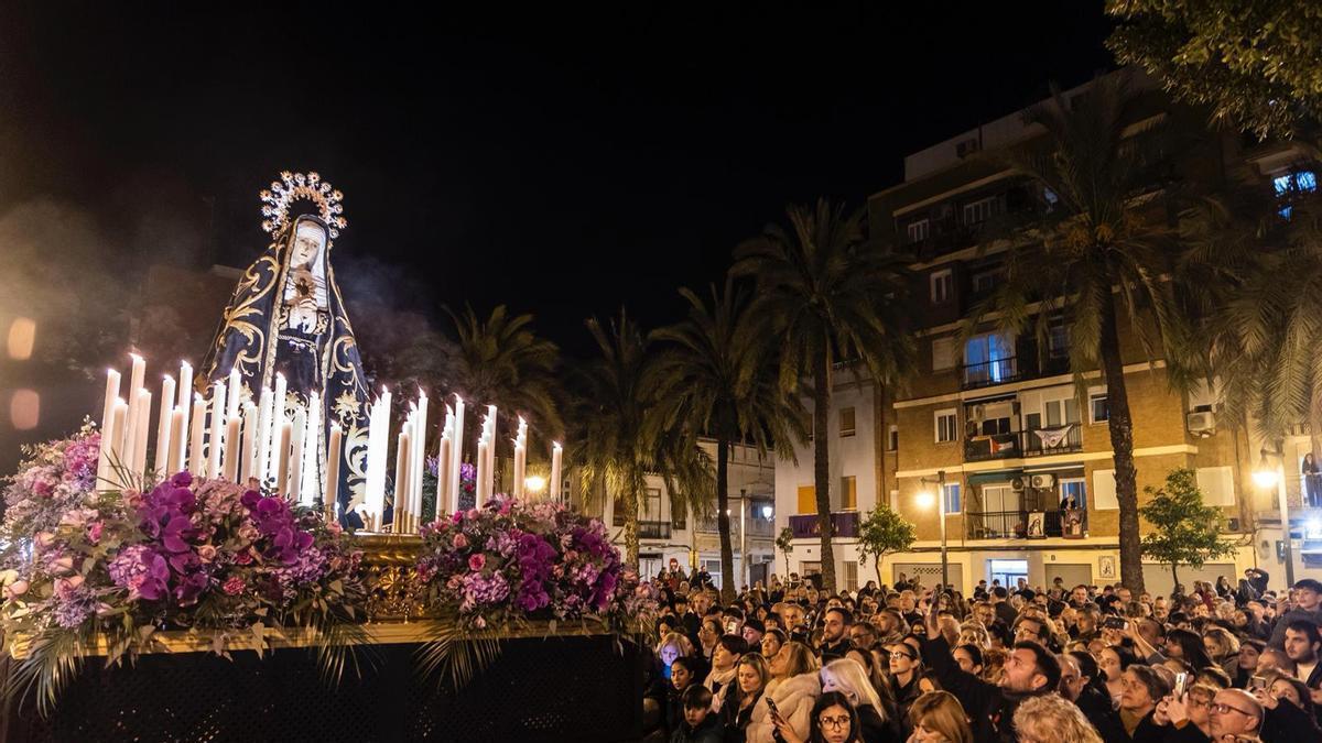 La Semana Santa Marinera en el Cabanyal celebra el primero de sus días grandes: la procesión de la Dolorosa