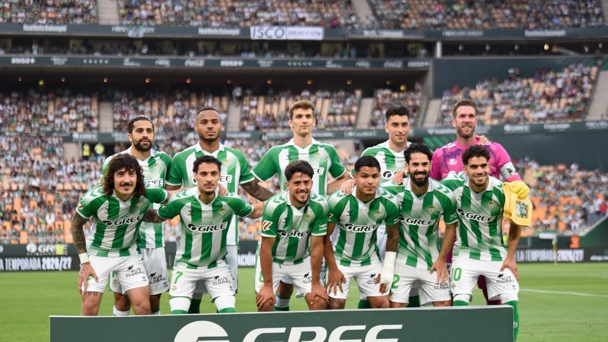 Los jugadores del Betis posan ante el Levante en el último partido de Liga