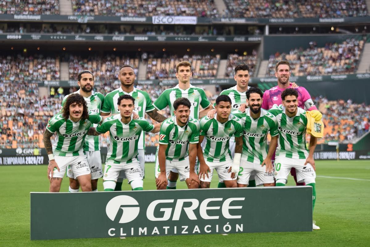 Los jugadores del Betis posan ante el Levante en el último partido de Liga