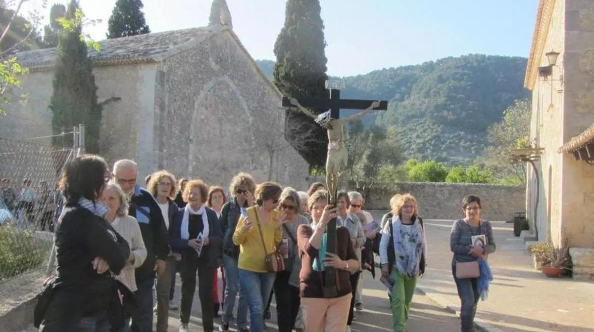 Un grupo de feligreses durante una celebración religiosa en el oratorio de Sant Miquel.