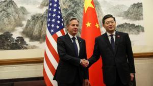 El secretario de estado de EEUU, Antony Blinken, junto al ministro de Exteriores chino, Qin Gang, en Pekín.