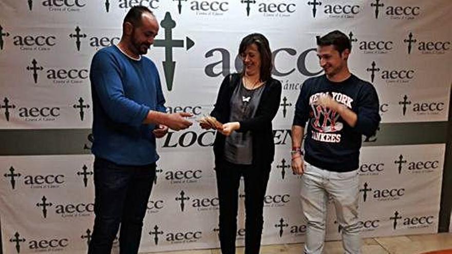 Fresno entrega a la AECC 300 euros recaudados en una paellada