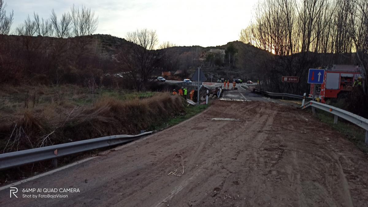 Un camión cargado de harina cae de un puente en Castielfabib y provoca un gran estruendo