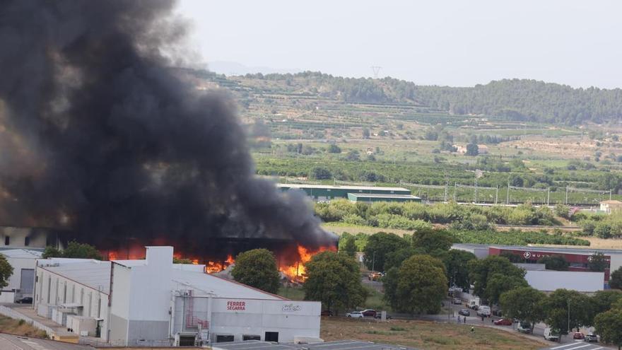Emergencias recomienda cerrar puertas y ventanas en las zonas próximas al incendio industrial registrado en Xàtiva
