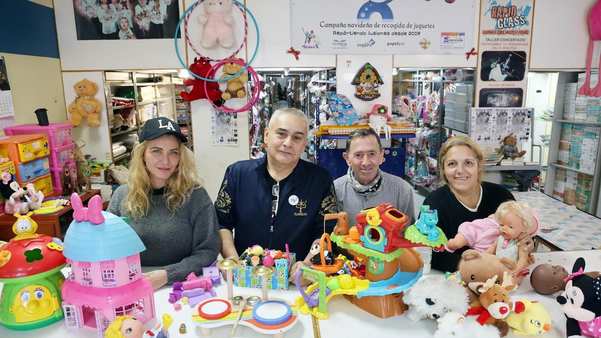 VIGO (C.GARCIA BARBON). LOCAL DE LA ASOCIACION SOLIDARIA Y ALTRUISTA "CADA NIÑO UN JUGUETE", DURANTE LA CAMPAÑA NAVIDEÑA, Y DIRIGIDA POR CARLOS LEIRO DESDE SU INICIO HACE 15 AÑOS. RODEADO DE MARIA MARTINEZ (CON GORRA), RICARDO SANCHEZ Y NIEVES QUINTEIRO.