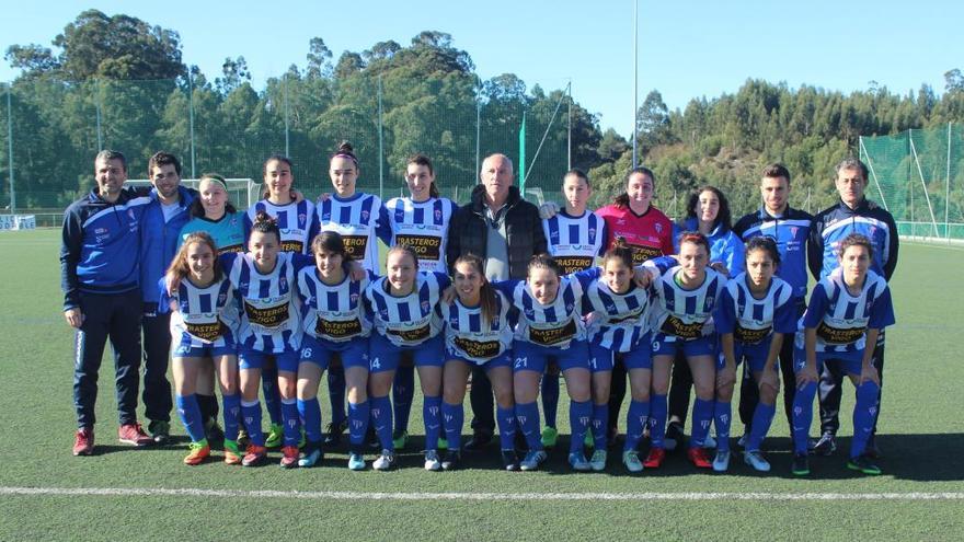 Las jugadoras del Sárdoma, con el presidente saliente José Manuel López, en As Relfas. // FdV