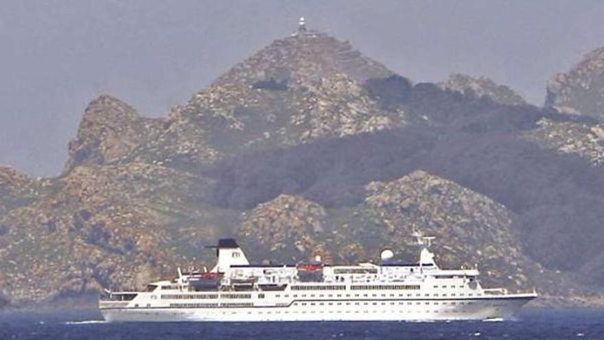 El crucero alemán entrando  en la ría.  // Marta G. Brea