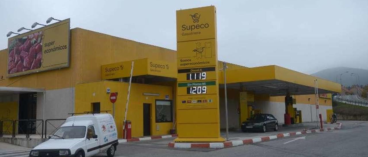 En el Supeco de Vilagarcía, a 1.119  |  En el lado contrario se encuentra la estación de servicio del Supeco, un establecimiento comercial ubicado en Vilagarcía. Llenar el tanque en esta gasolinera costaba ayer 61,5 euros al estar el gasoil a un precio de 1,119 euros el litro. La de Alcampo será la segunda gasolinera de Vilagarcía emplazada en un área comercial.