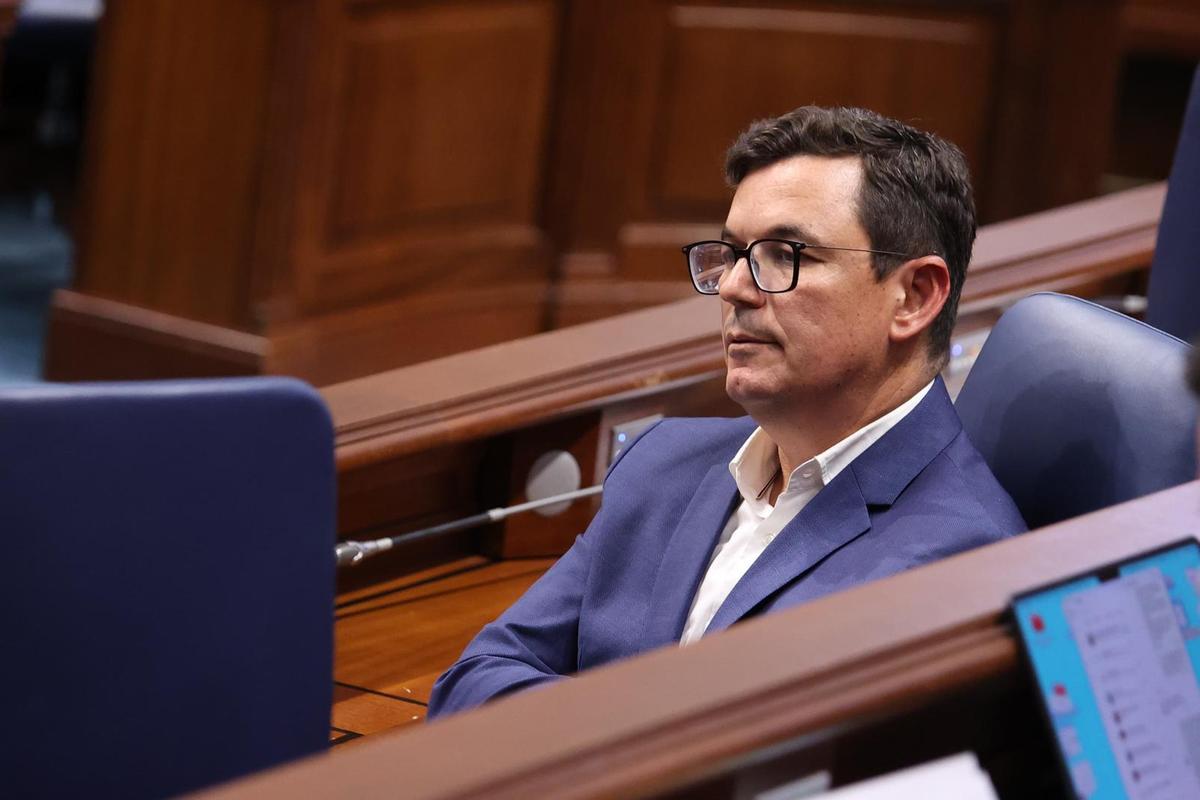 El consejero Pablo Rodríguez en su escaño del Parlamento.