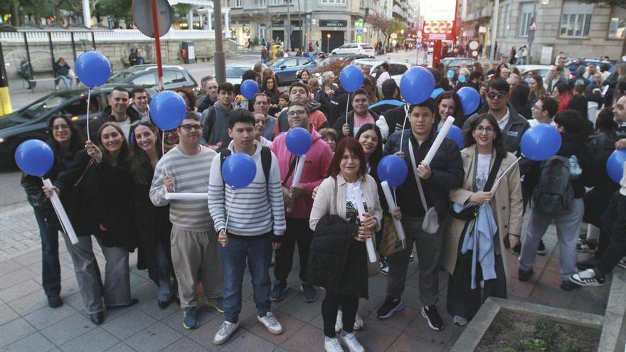 Ourense se tiñe de azul para reclamar «menos juicios y más apoyos» al autismo