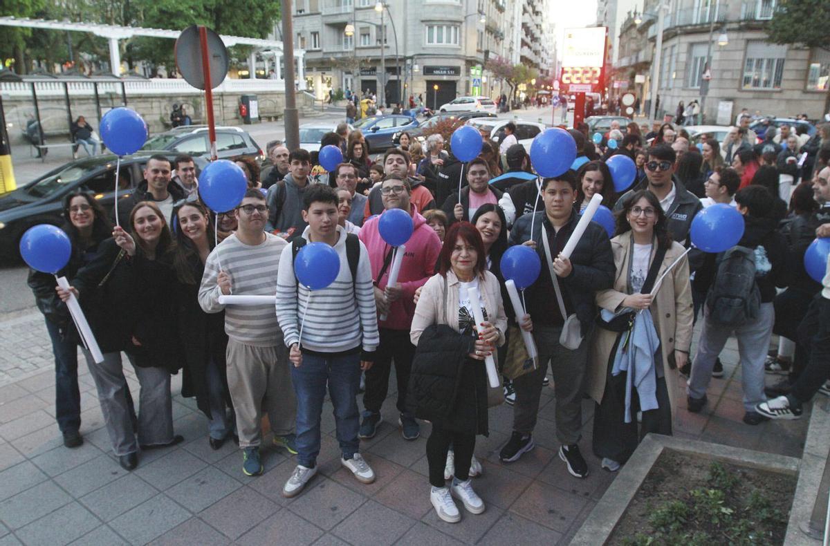 La marcha «Ourense en azul» arrancó desde el frente del Parque de San Lázaro. | IÑAKI OSORIO
