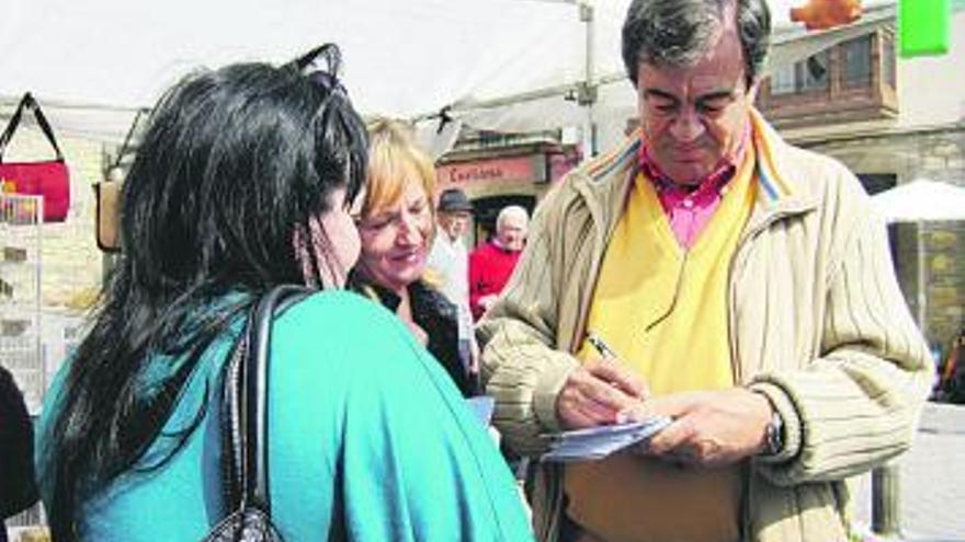 Cascos firma un autógrafo a una seguidora, ayer, en Salas.