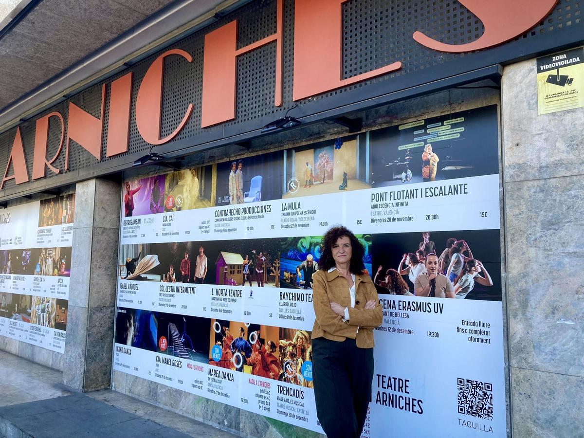 Alicia Garijo, en la fachada del Teatre Arniches de Alicante