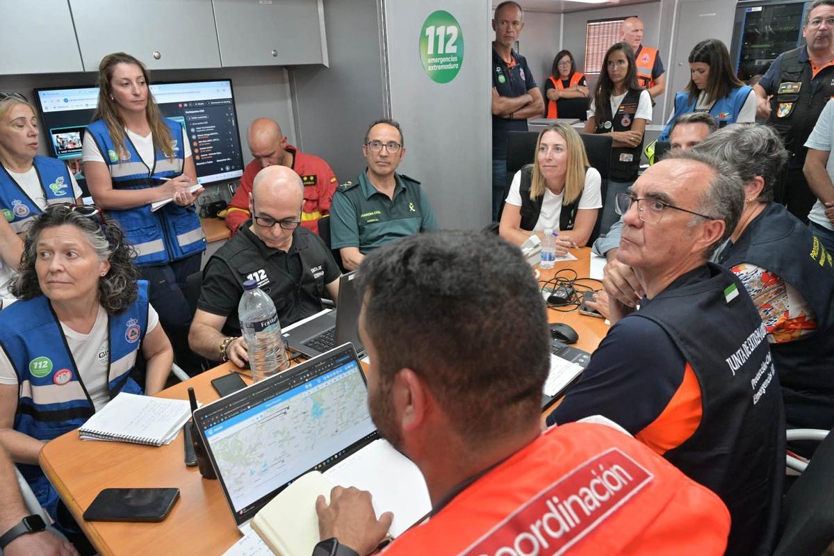 María Guardiola, presidiendo la reunión del Cecopi sobre la evolución del incendio de Las Hurdes.