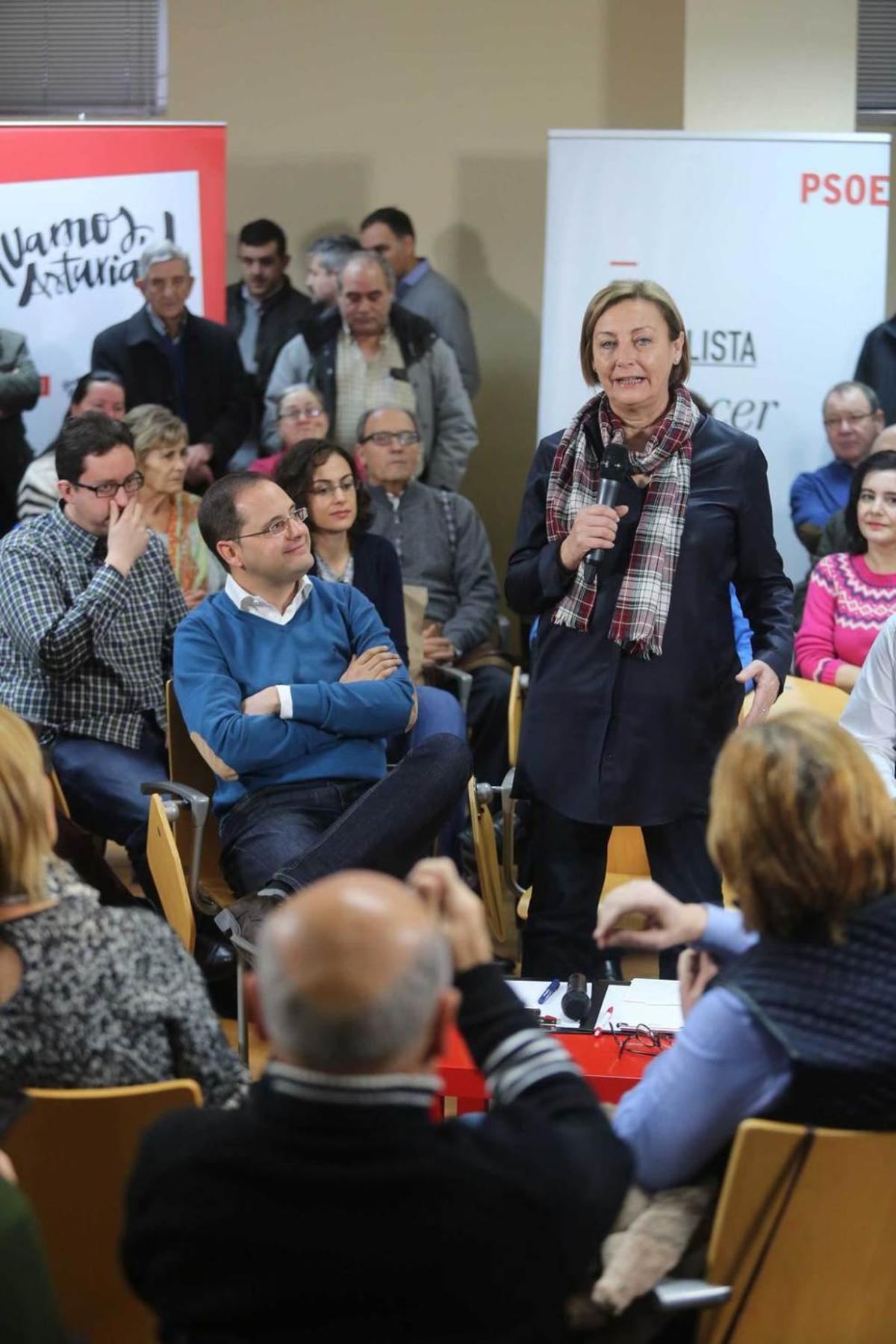 César Luena (sentado) mira a Mariví Monteserín en la asamblea.