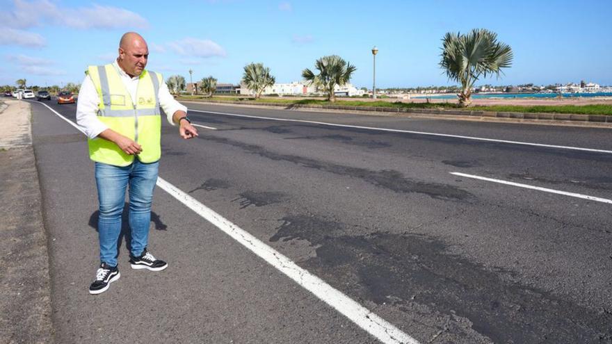 El presidente Sergio Lloret durante la visita a la carretera a adecentar.