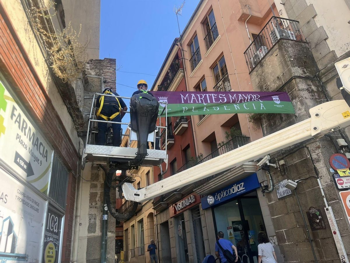 La brigada de obras, instalando la decoración por el Martes Mayor de Plasencia.