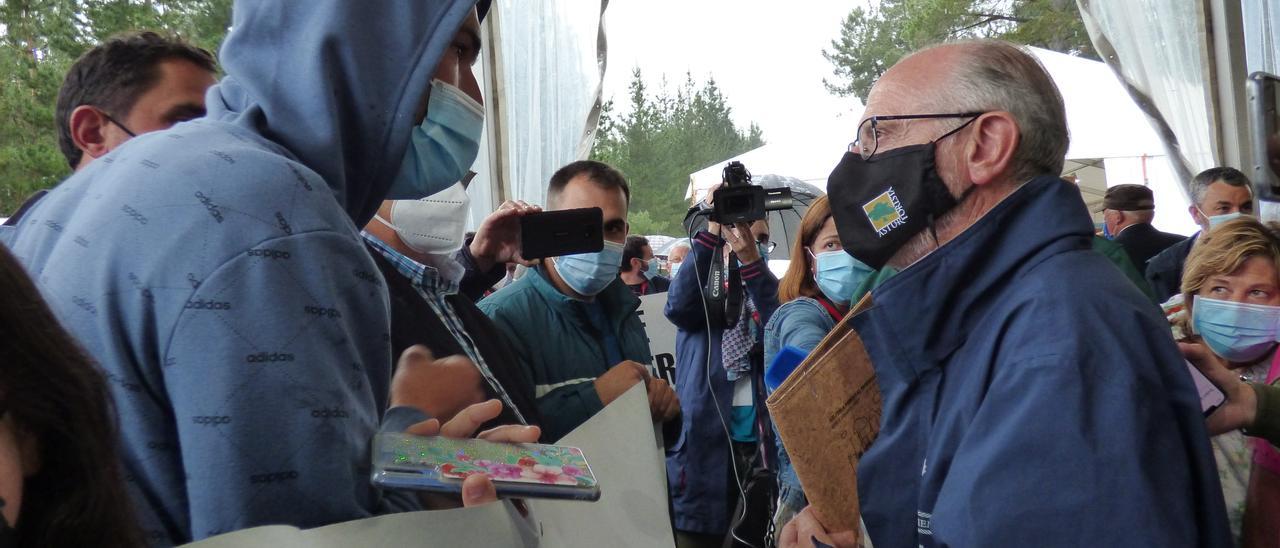 “Yo tengo una raza de cabra que está más en peligro de extinción que el lobo y no veo que ningún político la defienda”. Tensión y protestas de los ganaderos en Tineo