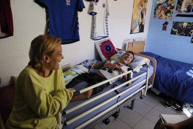 Delia Padrón  Brian Servando, un joven con parálisis cerebral que vive con dolores y sin poder moverse de la cama a la espera de ser operado , junto a su madre Adela