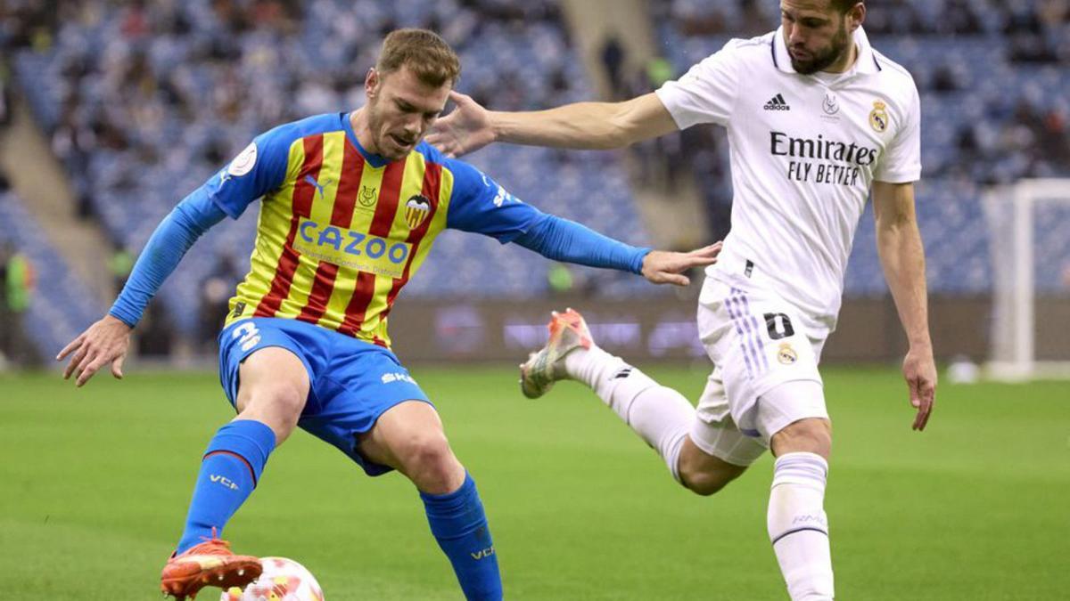 Lato ‘recorta’ durante una jugada ante el Real Madrid.  | EFE