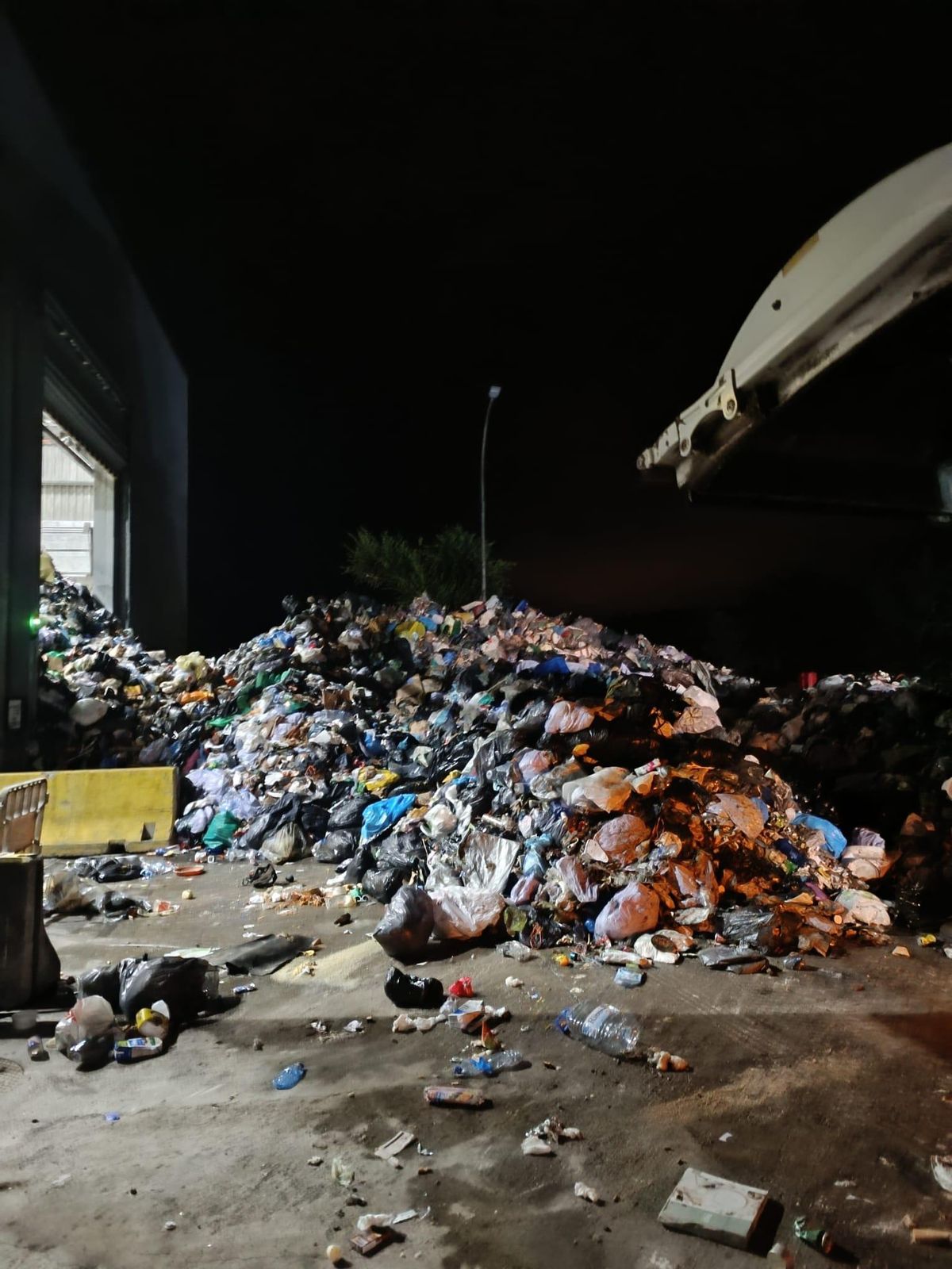 Deixalles acumulades a la intempèrie a la incineradora de Campdorà.