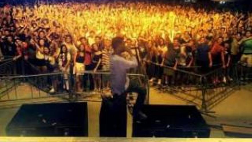 Cerca de 7.000 jóvenes bailaron en el Music Summer Festival de Horadada