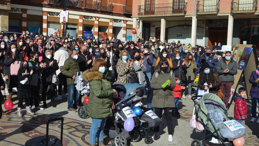 Las familias afectadas por la falta de pediatra en Benavente recogen firmas a pie de calle