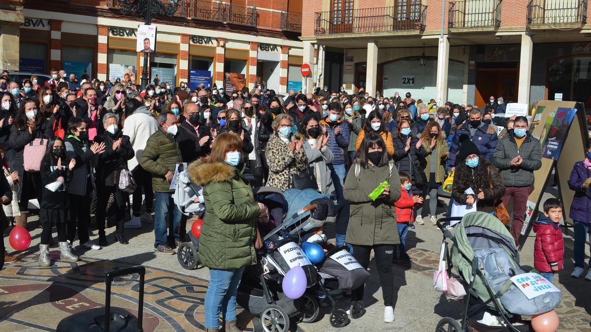 Participantes en la concentración de febrero para pedir pediatra en Benavente. / E. P.