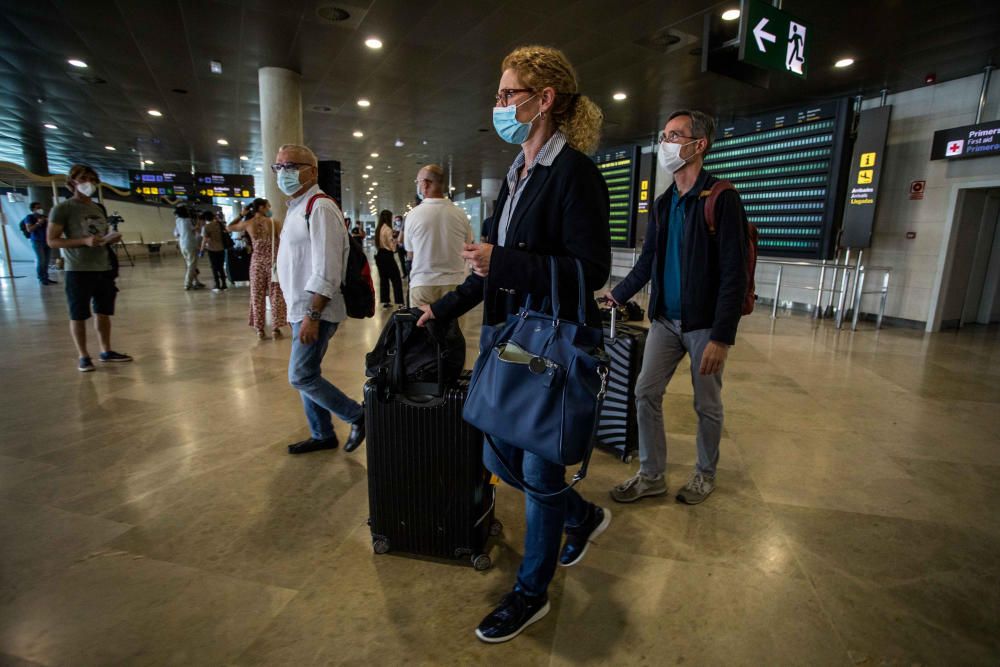 Llega el primer avión internacional a Manises