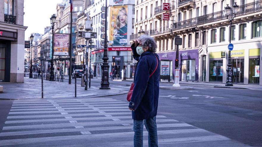 Un viandante por las calles de París.