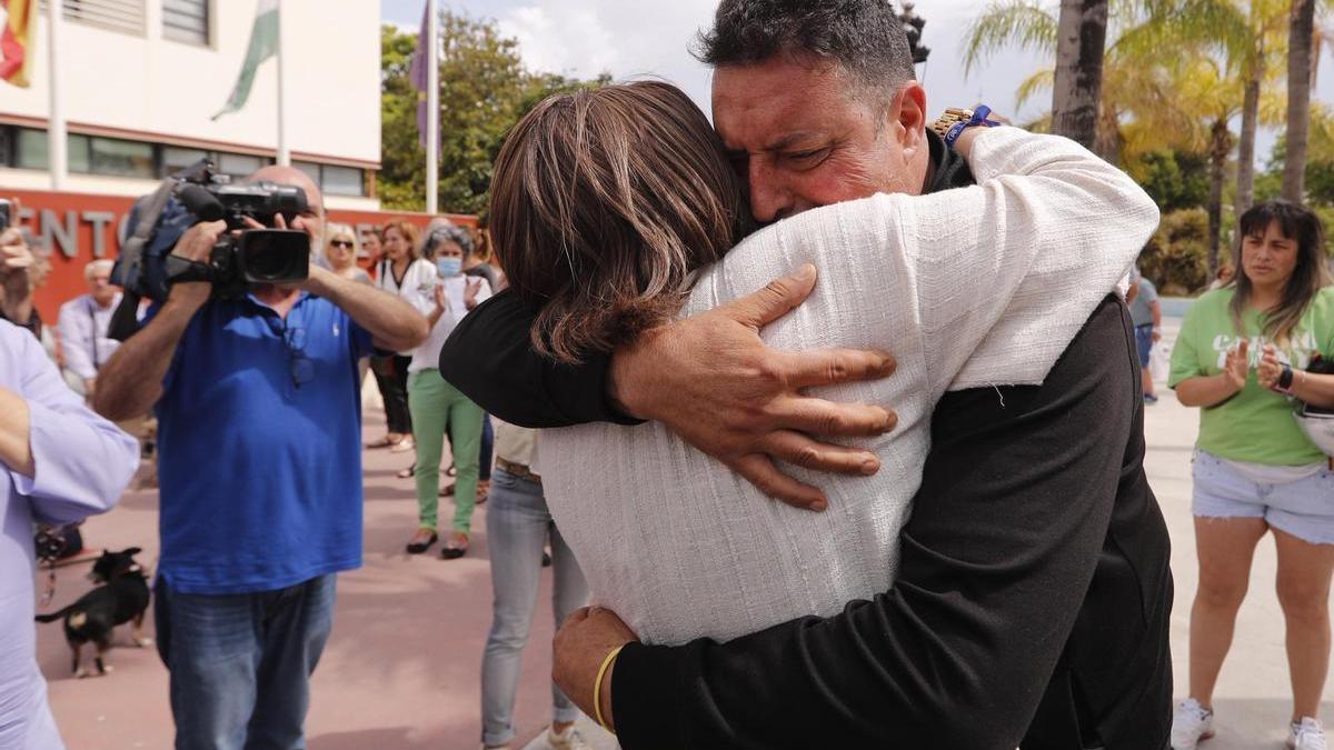 Concentración a las puertas Ayuntamiento de Torremolinos por el asesinato de la joven Paula, de 28 años. En la imagen, la alcaldesa, Margarita del Cid, abraza a Víctor Molina, el encargado del restaurante donde trabajaba la víctima.