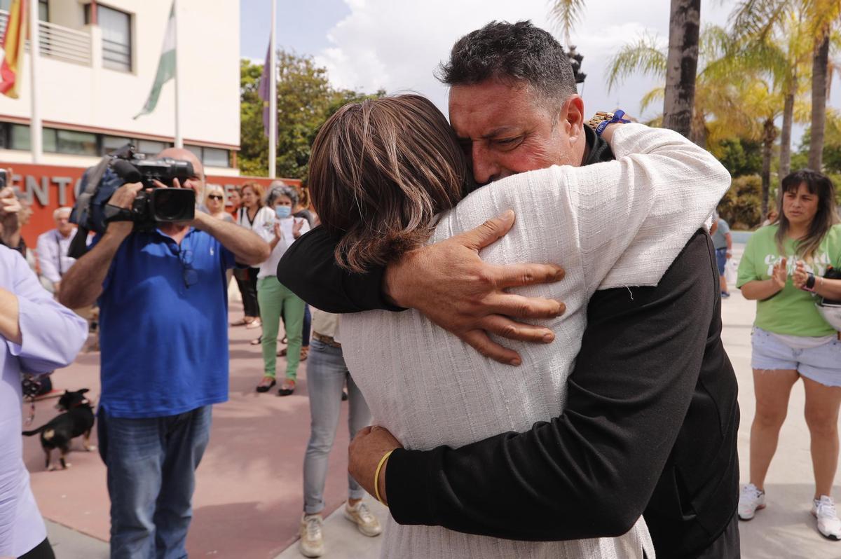 Concentración a las puertas Ayuntamiento de Torremolinos por el asesinato de la joven Paula, de 28 años. En la imagen, la alcaldesa, Margarita del Cid, abraza a Víctor Molina, el encargado del restaurante donde trabajaba la víctima.