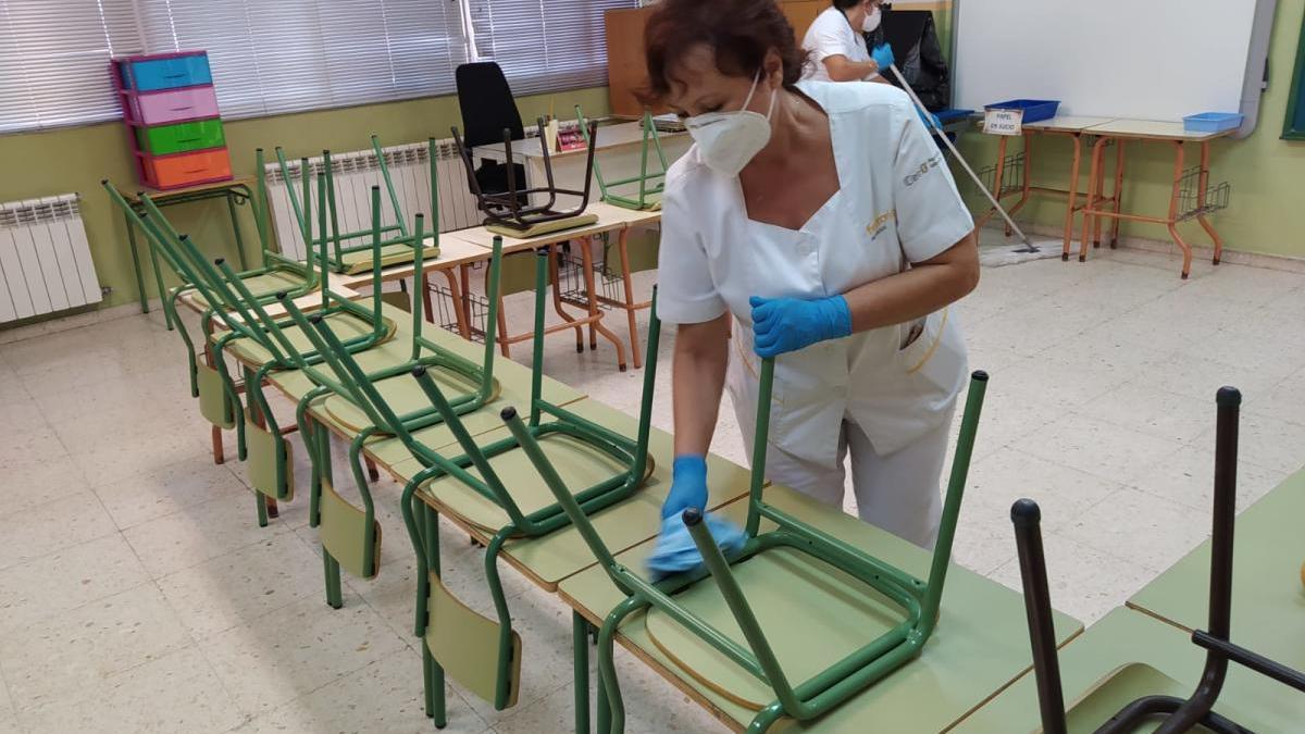 Una limpiadora higieniza un aula en Murcia.