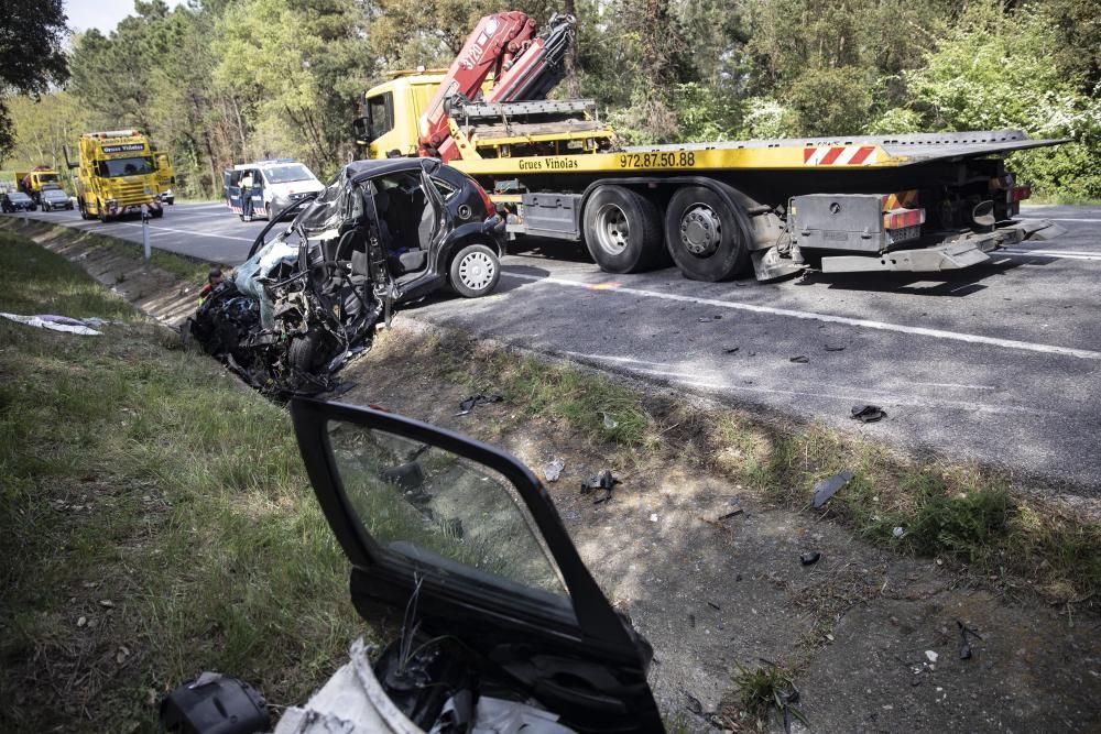 Els ocupants d''un cotxe moren en un xoc frontal amb un camió a Maçanet