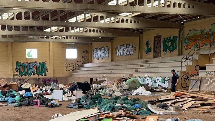 La Policía Local de Culleredo identifica seis vertidos ilegales en una nave en desuso en A Garrocha