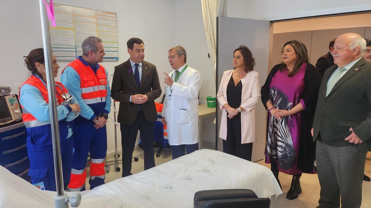 Juanma Moreno, junto a las demás autoridades, durante la inauguración del Centro de Salud de Montoro.