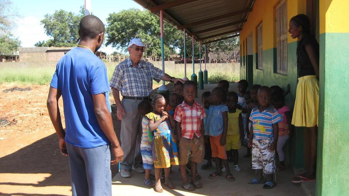 Vicente Berenguer, en una de las escuelas de Mozambique