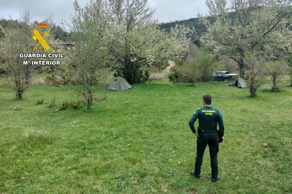 Un agente de la Guardia Civil vigila las tiendas de campaña del colectivo Rainbow Family