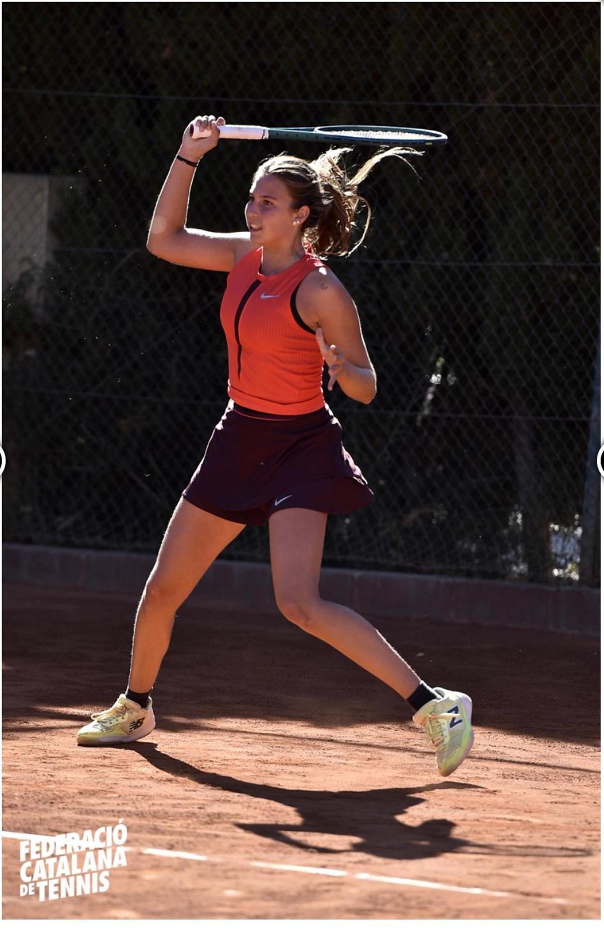 Ansón, ejecutando un golpe durante un partido de tenis