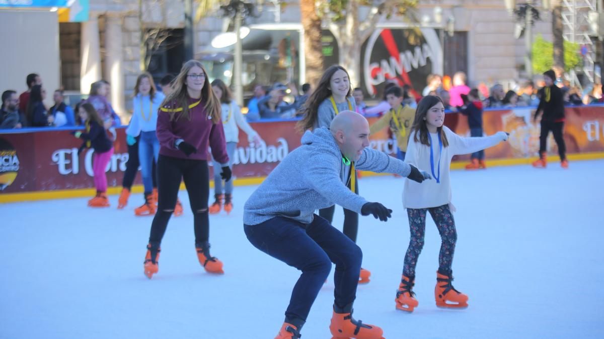 Los patinadores se reencuentran con el hielo en la plaza.