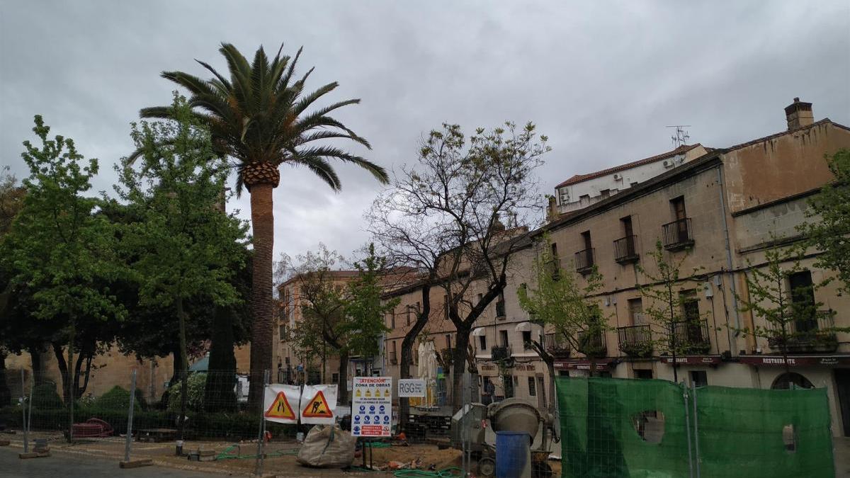 La instalación del mobiliario, último retoque de la plaza de San de Juan de Cáceres