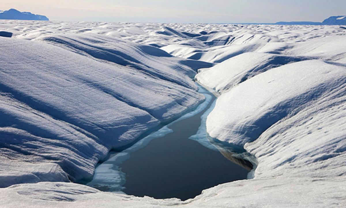 Un llac a la glacera Petermann, origen de l’esquerda que causa la separació de la massa de gel del continent de Groenlàndia.