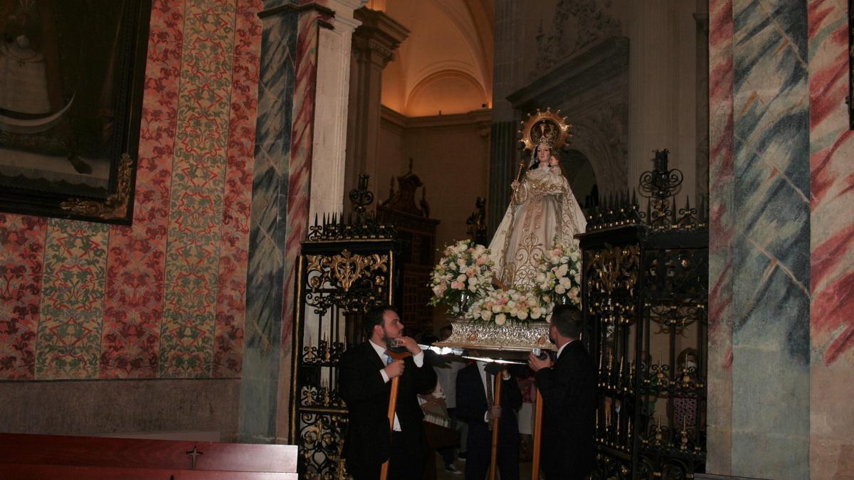 La Virgen del Alcázar tras recorrer el templo regresaba a su capilla.