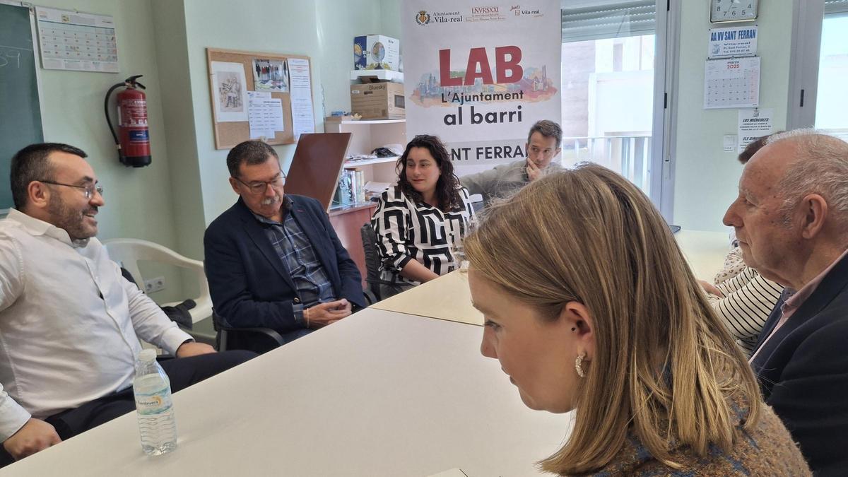 Foto de la reunión con representantes vecinales del barrio de Sant Ferran, este viernes.