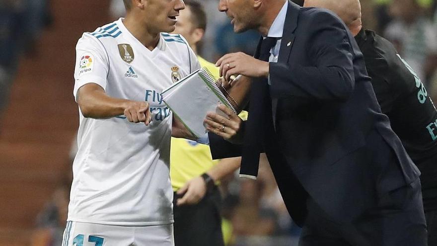 Zinedine Zidane da instrucciones a Lucas Vázquez en el duelo ante el Betis.